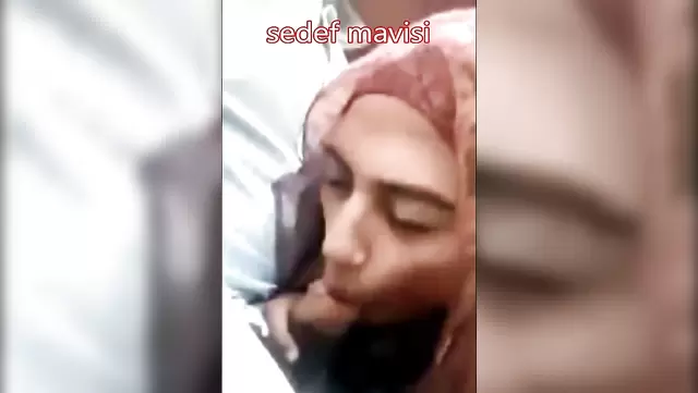 Güzel Azeri kız, kocasını ağız yoluyla tatmin ediyor.