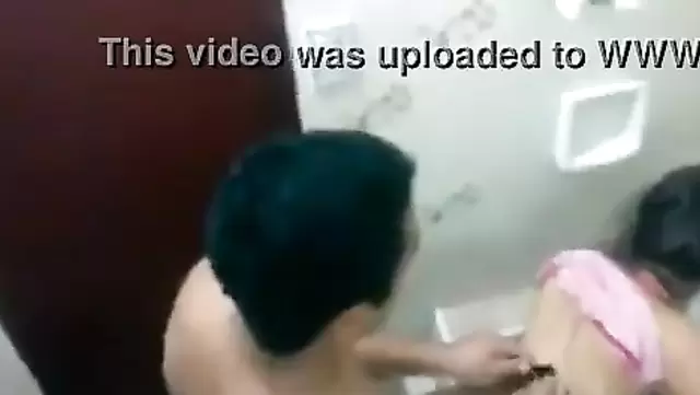 Azerbaycanlı öğrenci tuvalette sikişiyor
