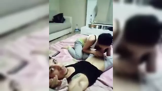 Azur, telefonda güzel bir kızla ağızdan bir blowjob çekti.