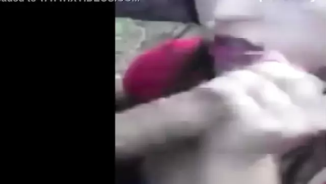 Azerbaycanlı adam sokakta yabancıya ağızla zevk veriyor.