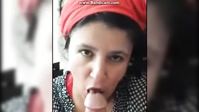 Olgun kadın, kocasını komşusuyla aldatıyor.
