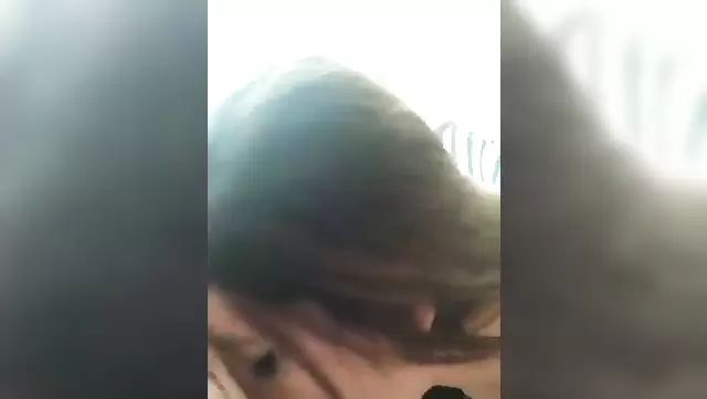 Tatlı kız, gölün aletini yalıyor.